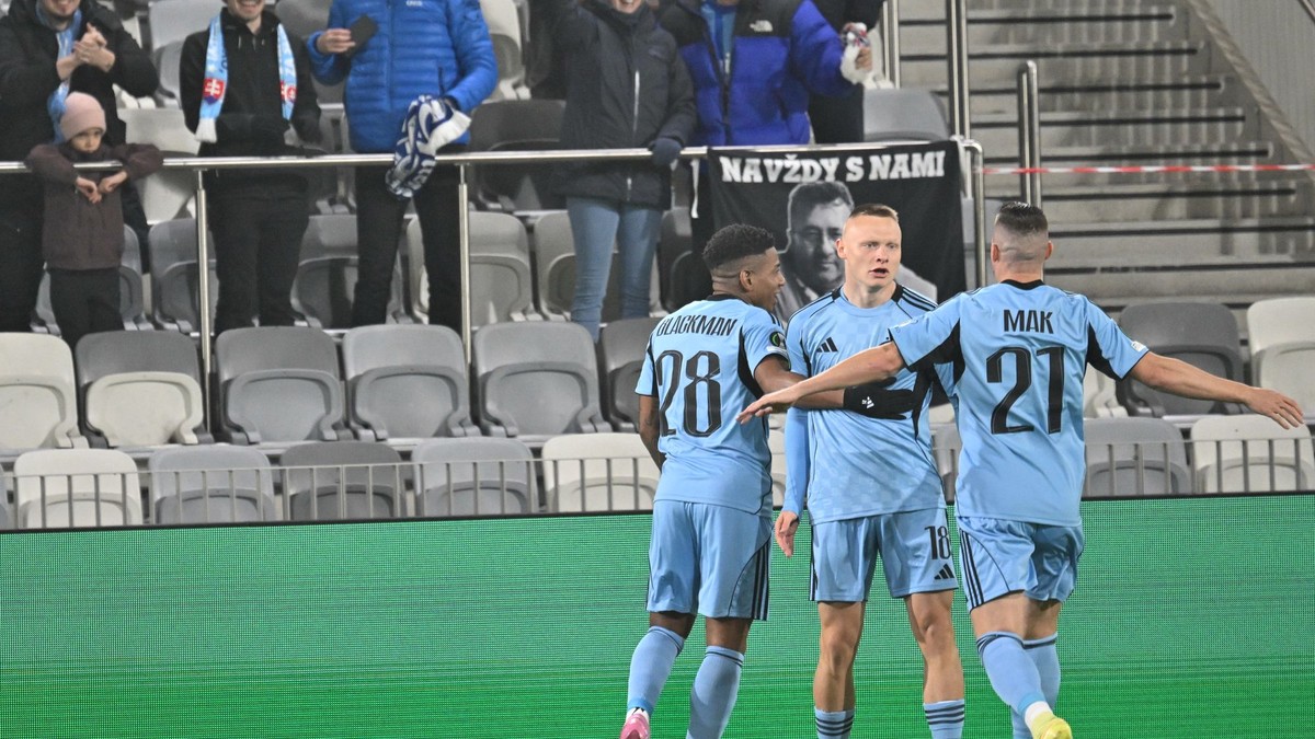 Nino Marcelli (uprostred) sa raduje z gólu.