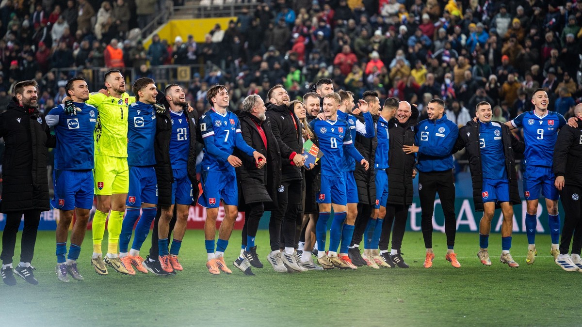 Hráči Slovenska oslavujúci víťazstvo počas kvalifikačného zápasu na MS 2026 medzi Slovenskom a Severným Írskom.
