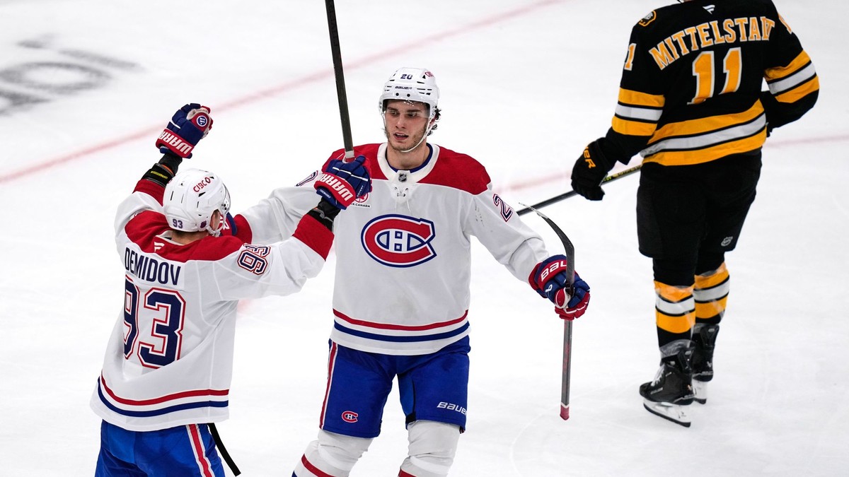 Juraj Slafkovský oslavuje gól. 