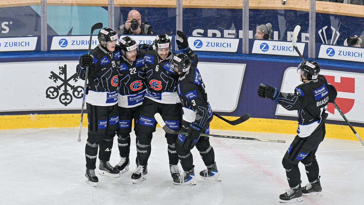 Hráči Fribourgu oslavujú gól.