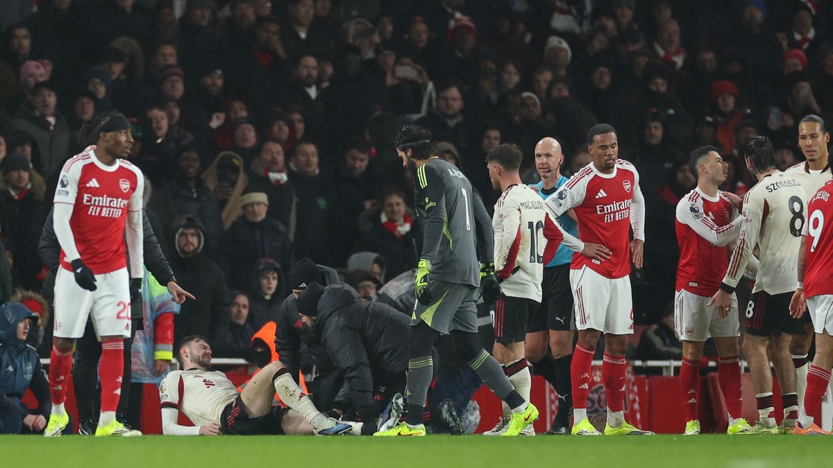Conor Bradley leží na zemi zranený po incidente s hrášom Arsenalu Gabrielom Martinellim (tretí vpravo) v zápase 21. kola anglickej Premier League FC Arsenal - FC Liverpool.