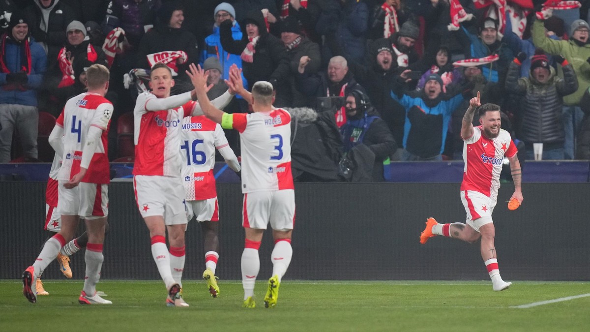 Slavia Praha oslavuje gól. 