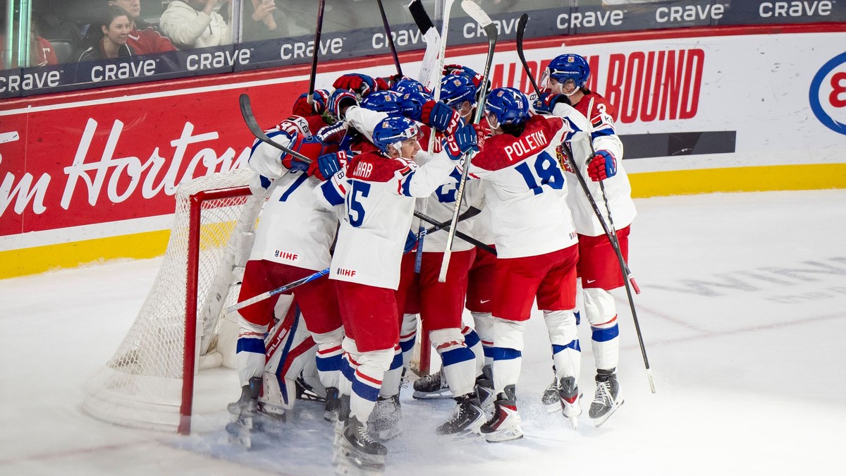 Českí hokejisti sa tešia z výhry po semifinálovom zápase Kanada - Česko.