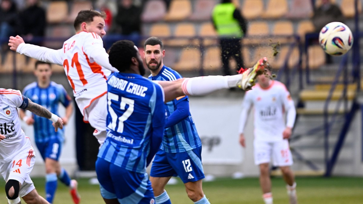 Na snímke uprostred Lukáš Fila (MFK Ružoberok) a hráči Slovana Sandro Plinio Cruz (57) a Kenan Bajrič (12).