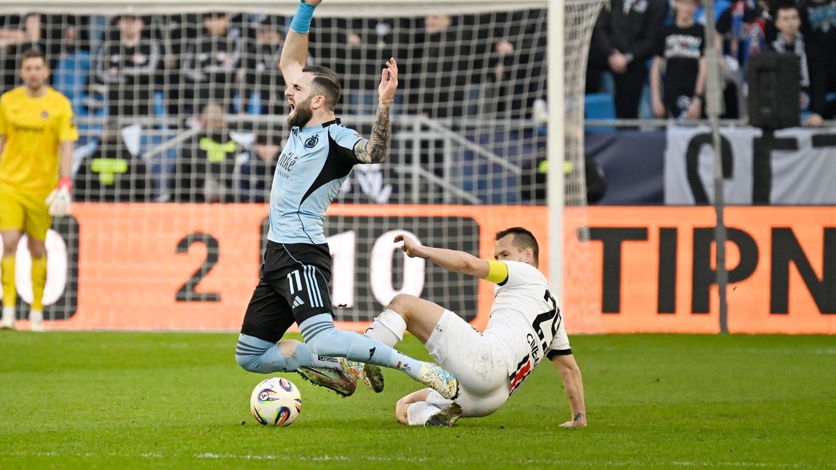 Na snímke vľavo Tigran Barseghjan (Slovan) a vpravo Martin Mikovič (Trnava).