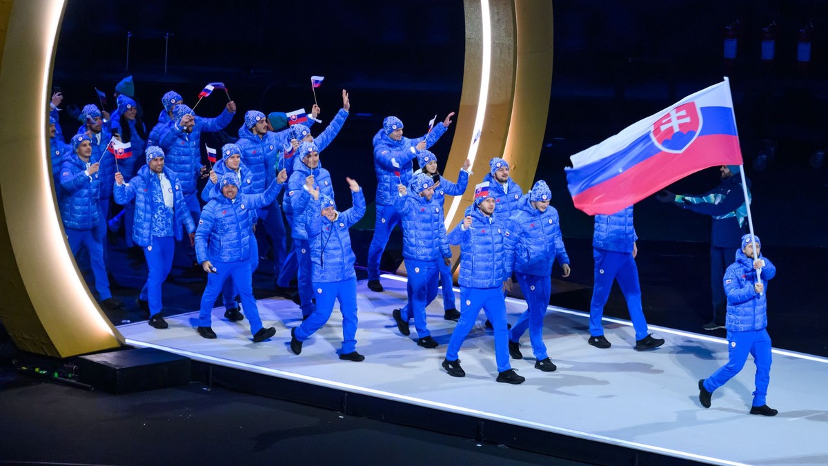Slovenská výprava, vlajkonosič je hokejový reprezentant SR Tomáš Tatar.