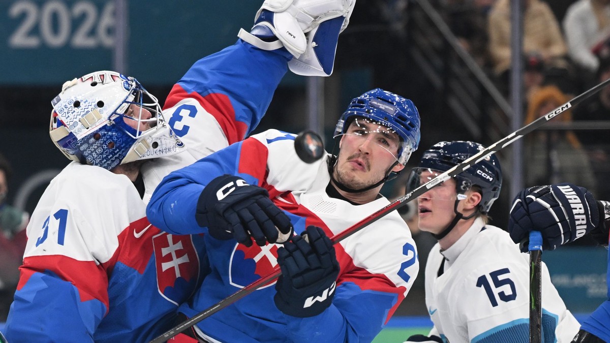 Slovenský hokejový brankár Samuel Hlavaj (31), jeho spoluhráč Adam Ružička (21) počas ZOH 2026.