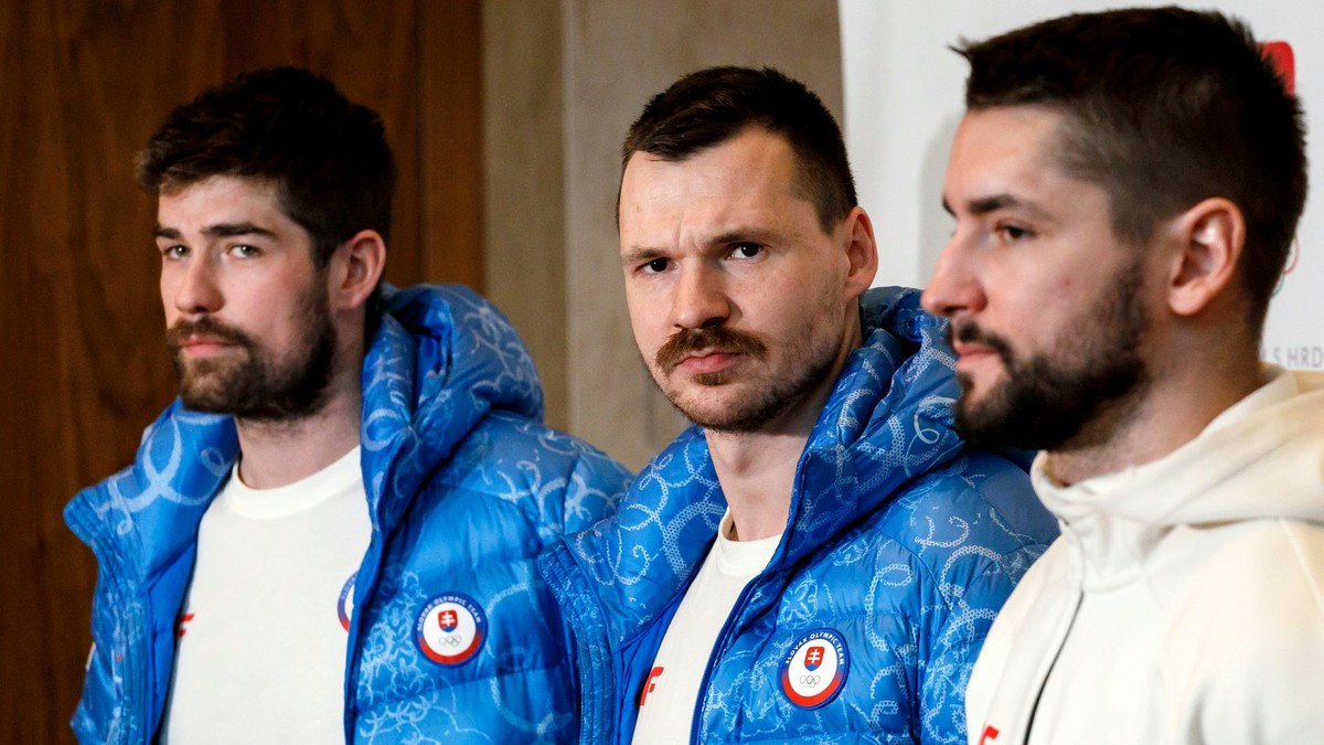 Na snímke slovenskí hokejoví reprezentanti, zľava Peter Čerešňák, Miloš Kelemen a Lukáš Cingel počas tlačovej konferencie.