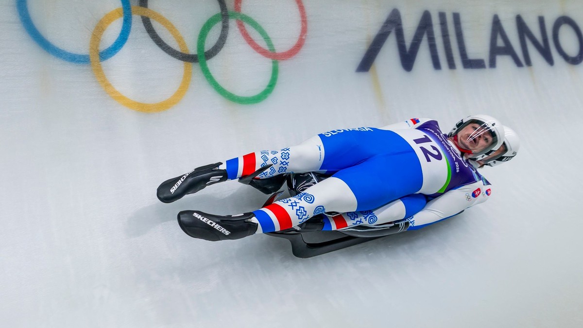 Slovenskí reprezentanti v sánkovaní Christián Bosman a Bruno Mick počas prvej jazdy súťaže dvojíc na ZOH 2026. 