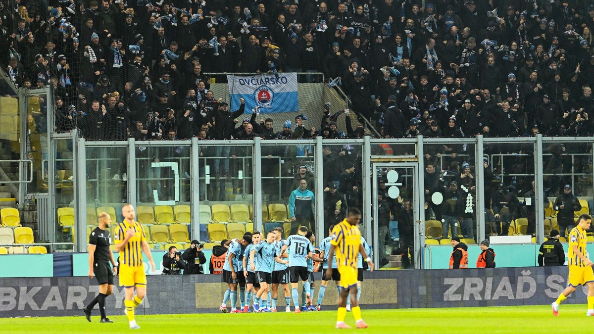 Futbalisti Slovana sa tešia z druhého gólu počas zápasu 19. kola Niké ligy FC DAC 1904 Dunajská Streda - ŠK Slovan Bratislava.