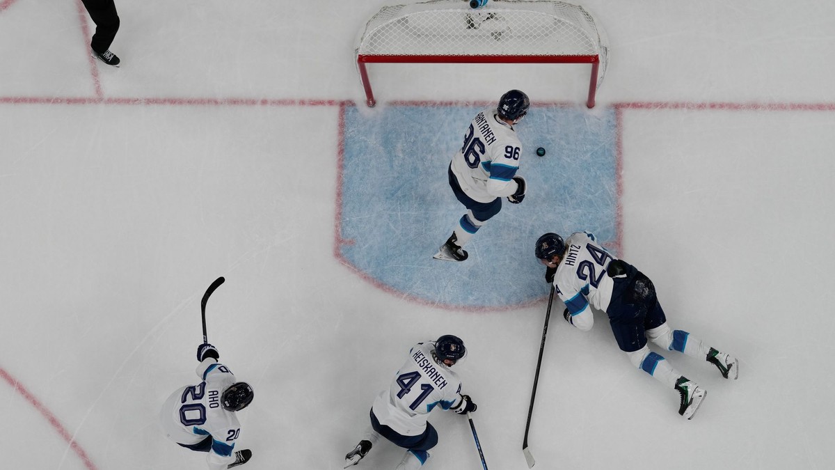 Adam Ružička dáva gól do prázdnej brány Fínska. 