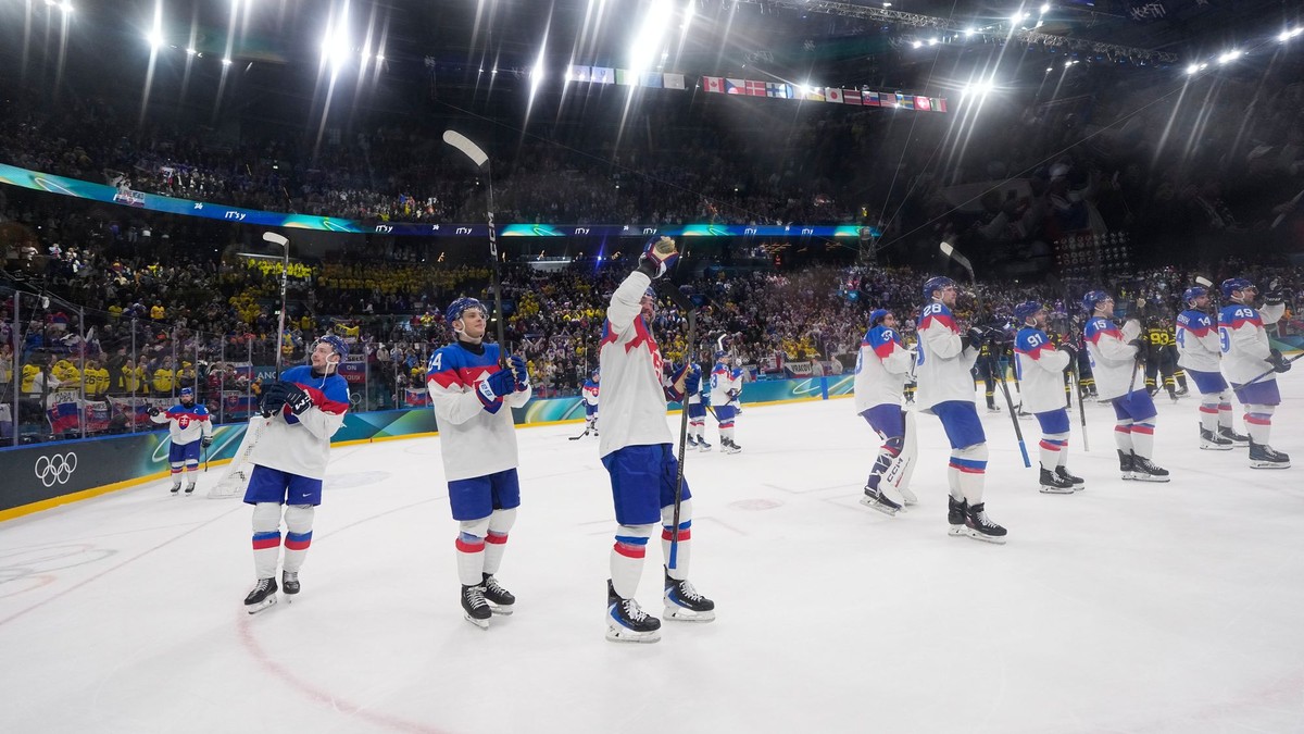 Slovenskí hokejisti sa zdravia s fanúšikmi po zápase Slovensko - Švédsko na ZOH 2026 v Miláne. 