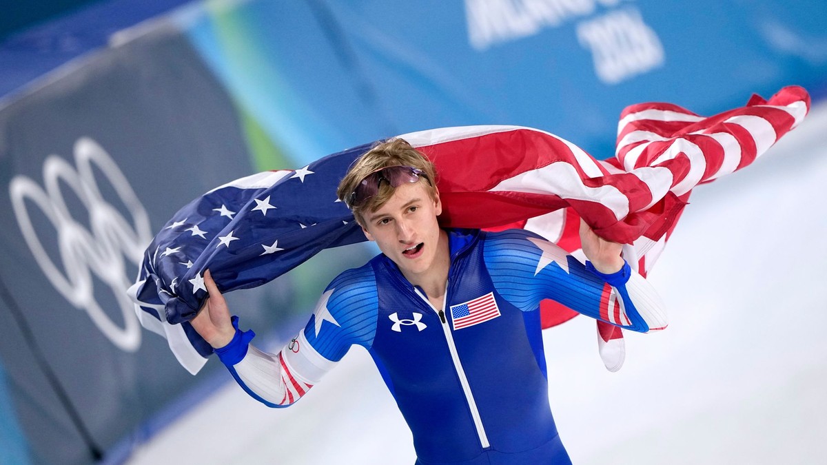 Americký rýchlokorčuliar Jordan Stolz oslavuje zlato.