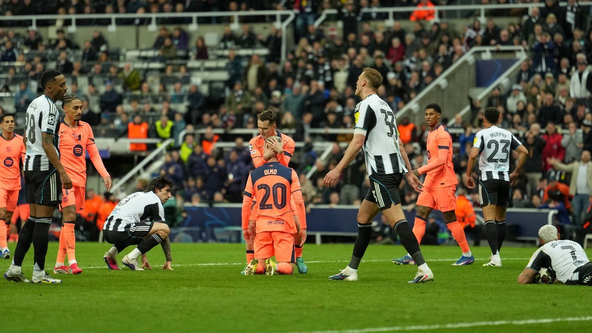 Momentka zo zápasu Newcastle - Barcelona.