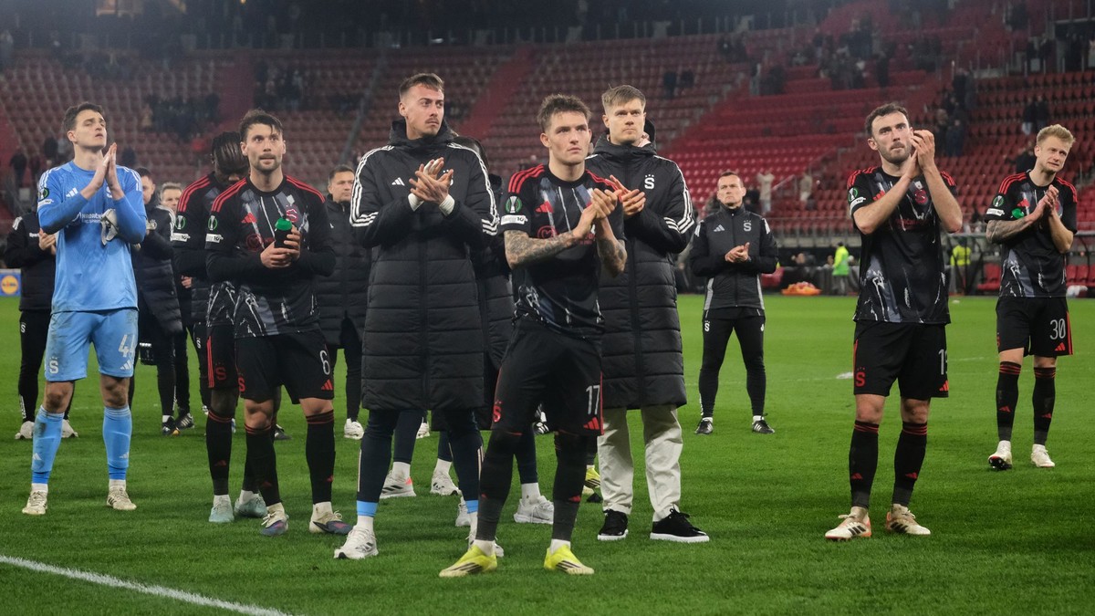 Sklamaní hráči Sparty Praha ďakujú fanúšikom.