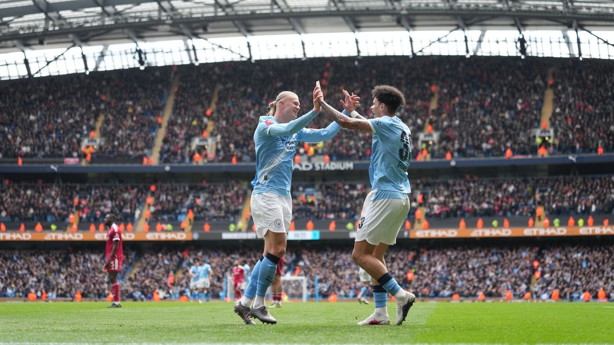 Erling Haaland a Nico O'Reilly oslavujú gól. 