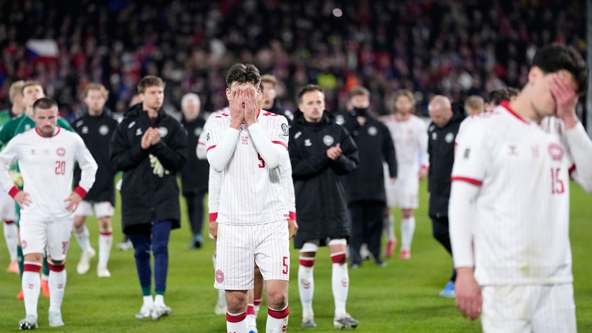 Na snímke futbalisti Dánska reagujú po prehre po penaltovom rozstrele vo finálovom zápase európskej baráže.