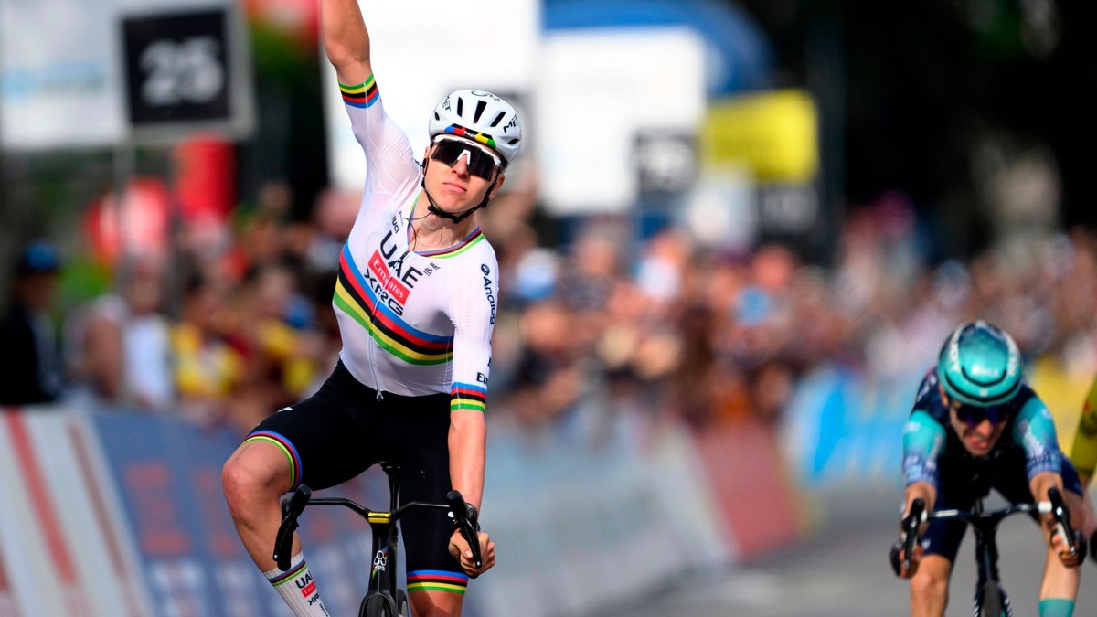 Tadej Pogačar sa teší z víťazstva v 1. etape pretekov Okolo Romandie 2026. 