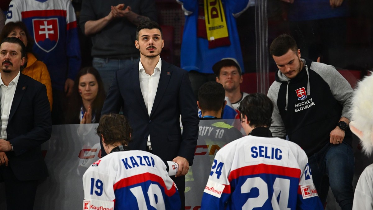 Martin Dendis na lavičke Slovenska počas MS U18 2026.