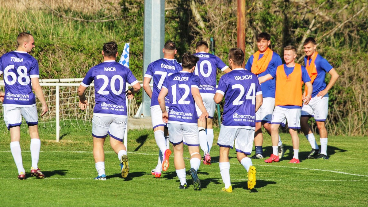 Prvý gól šlágra dal najlepší strelec súťaže Adam Bachan (s číslom 10).
