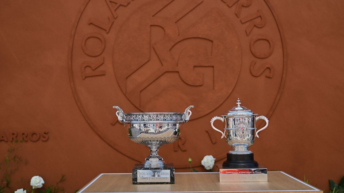 Trofeje pre víťazov Roland Garros 2026.