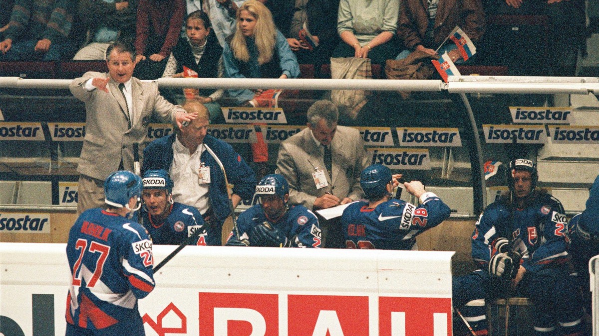 Tréner Július Šupler na slovenskej striedačke počas zápasu Slovensko - Rakúsko na MS 1996 v hojei vo Viedni. 
