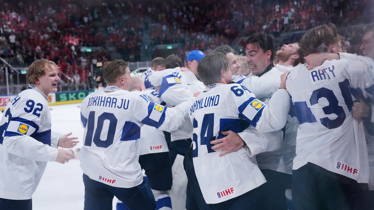 Fínsko oslavuje zisk zlatej medaily na MS v hokeji 2026. 