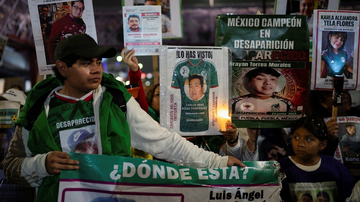 Rodiny nezvestných sa zhromaždili pri štadióne v Mexico City pred otváracím zápasom Majstrovstiev sveta vo futbale 2026