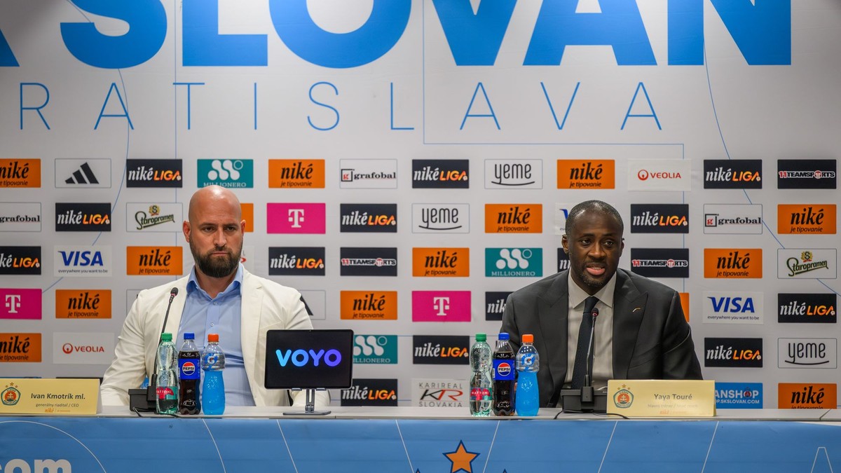 Na snímke zľava generálny riaditeľ klubu Ivan Kmotrík ml. a nový tréner ŠK Slovan Bratislava Yaya Touré počas tlačovej konferencie futbalového klubu ŠK Slovan Bratislava.
