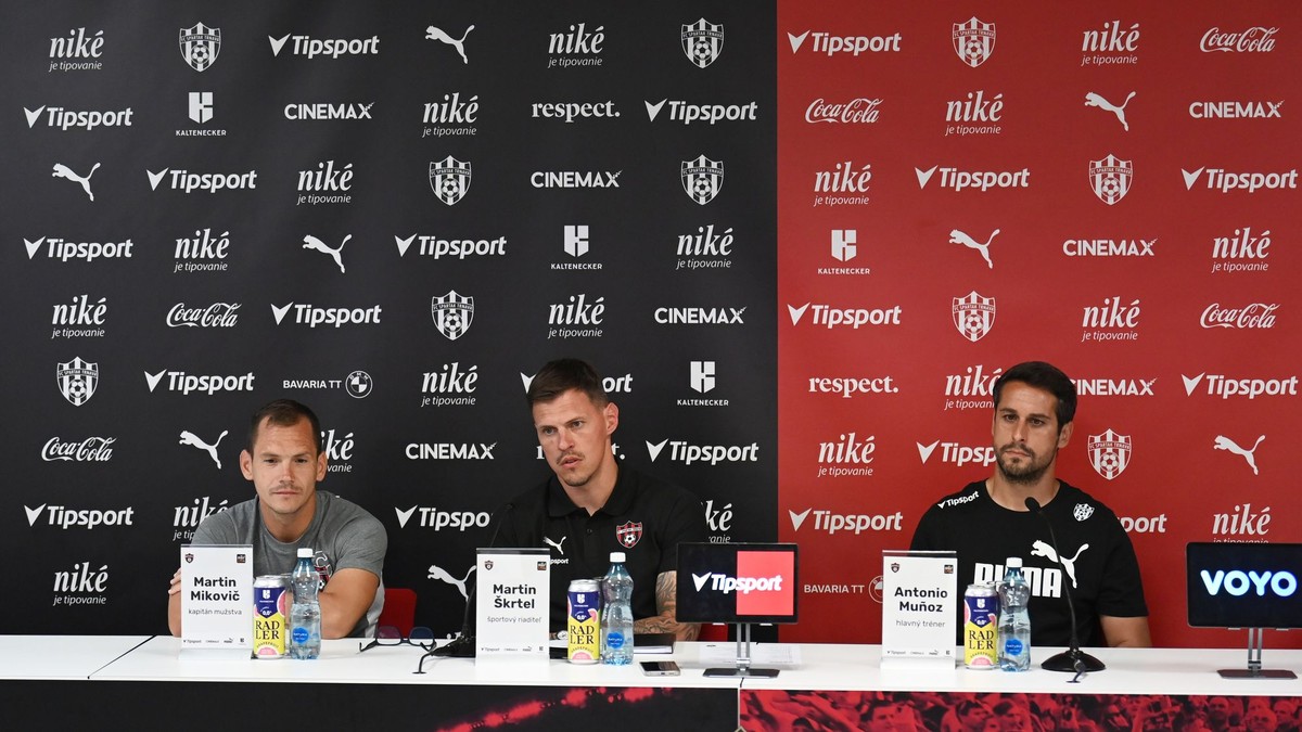 Kapitán FC Spartak Trnava Martin Mikovič, športový riaditeľ Martin Škrtel a tréner Antonio Muňoz.