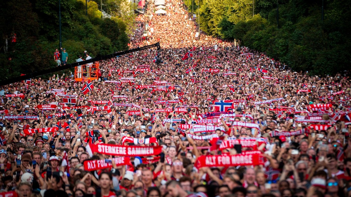 Fanúšikovia Nórska vítajú futbalový tím po návrate z MS