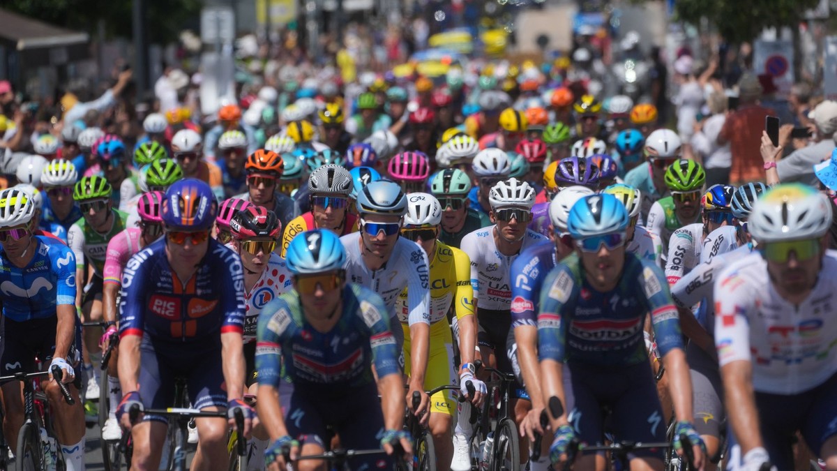 Pelotón počas 8. etapy na Tour de Frnace 2026.