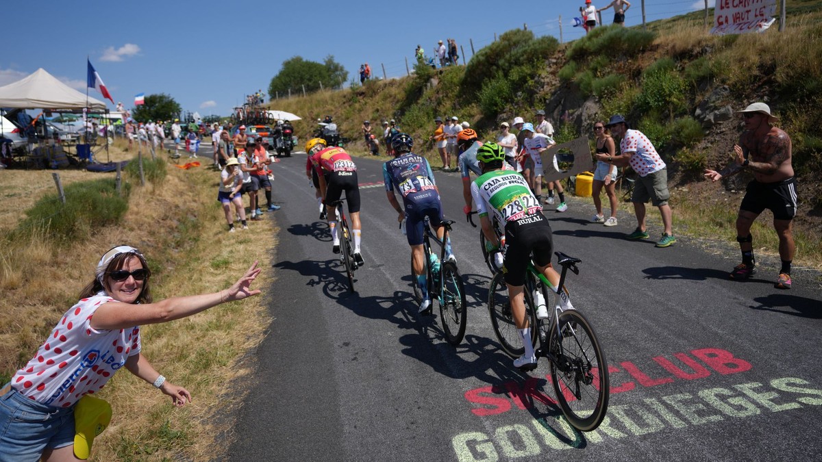 Cyklisti počas Tour de France 2026.