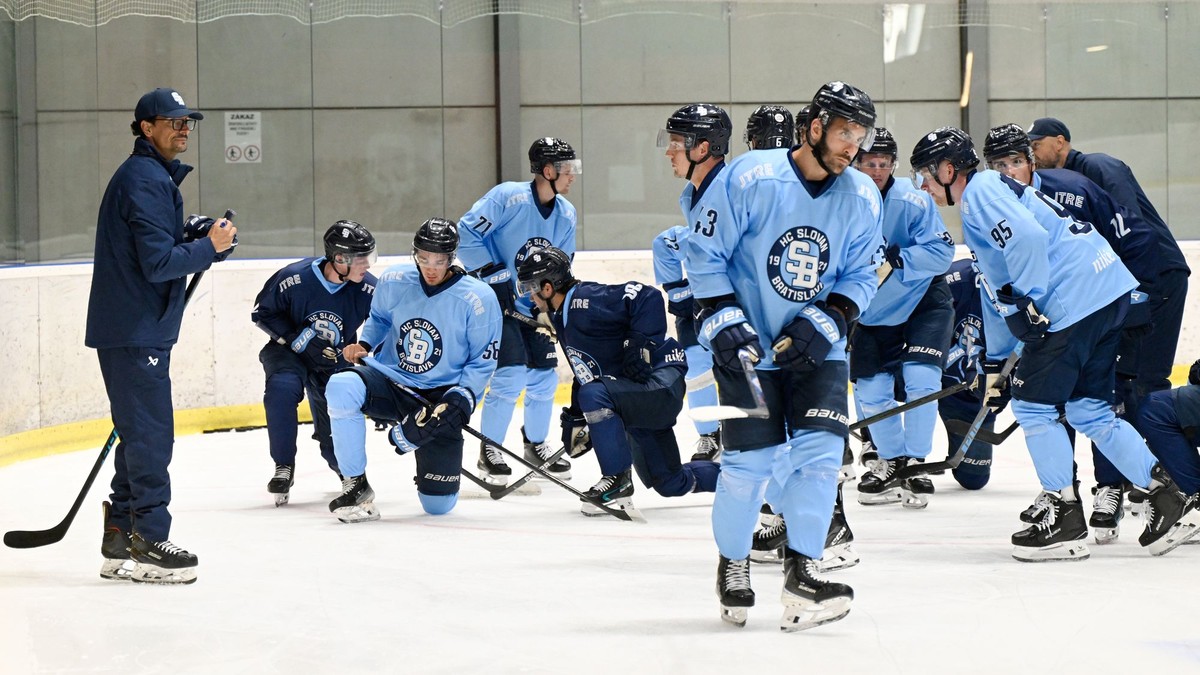 Na snímke tréner hokejového tímu HC Slovan Bratislava Brad Tapper (vľavo) dáva pokyny hráčom počas štartu prípravy na novú sezónu.