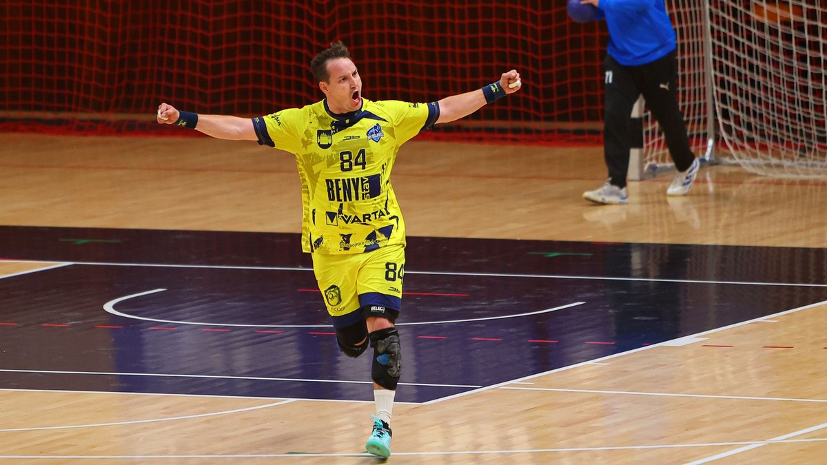 Vv popredí Erik Žilinčík (Bojnice) sa raduje z gólu