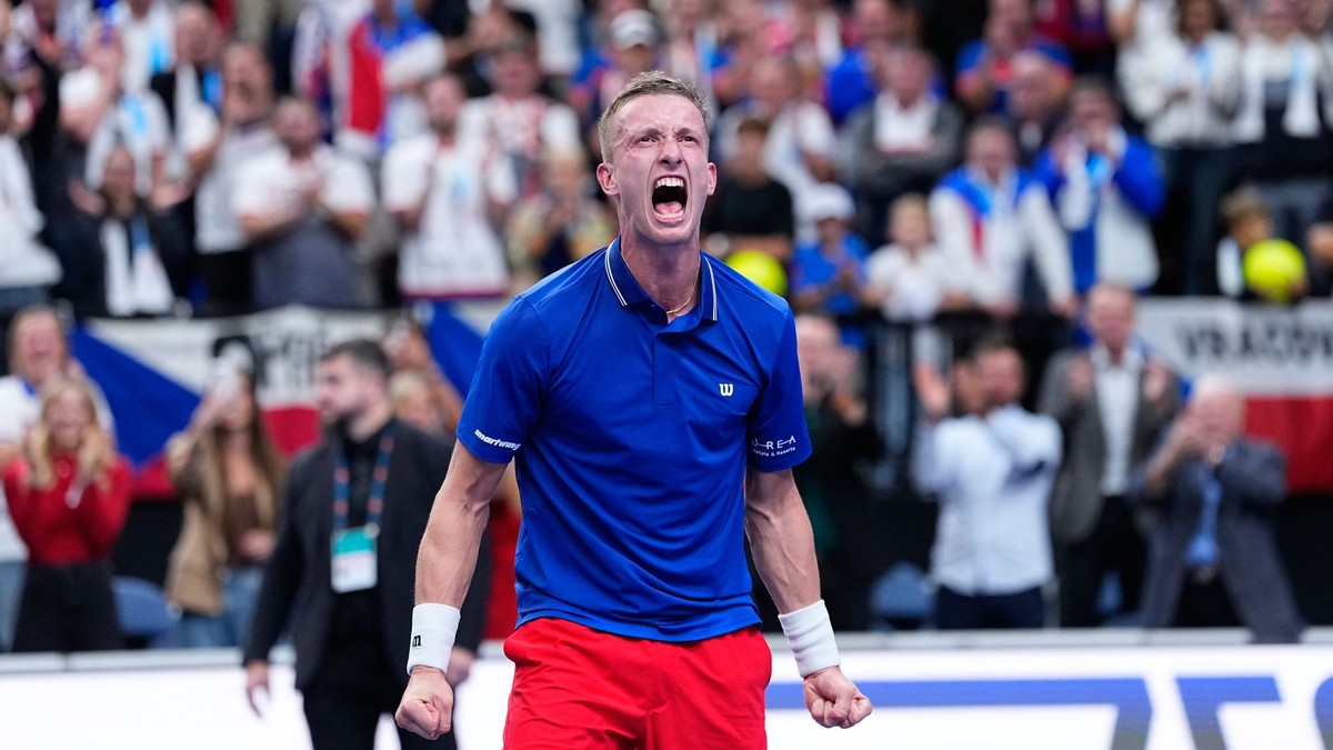 Jiří Lehečka oslavuje víťazstvo nad Learnerom Tienom v zápase Davis Cupu Česko - USA (3:2) v Prahe.