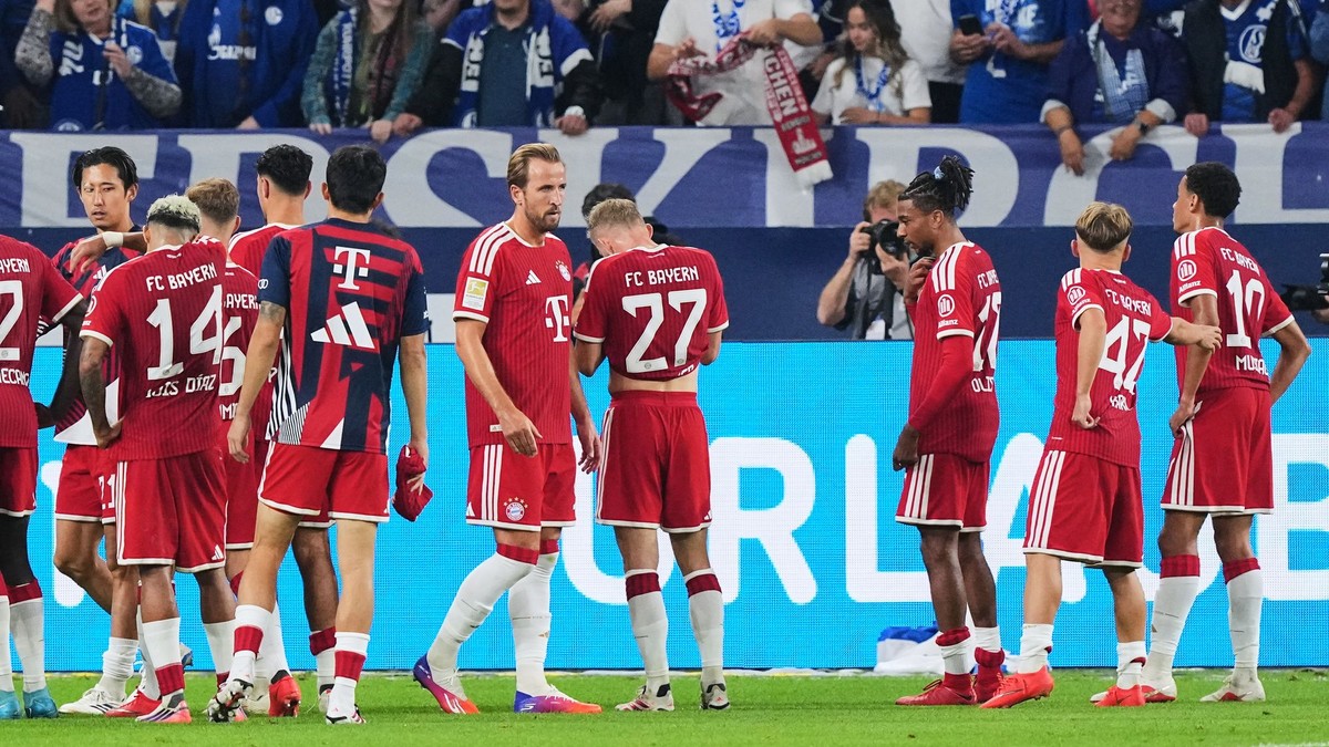 Harry Kane (v strede) so spoluhráčmi Bayernu.