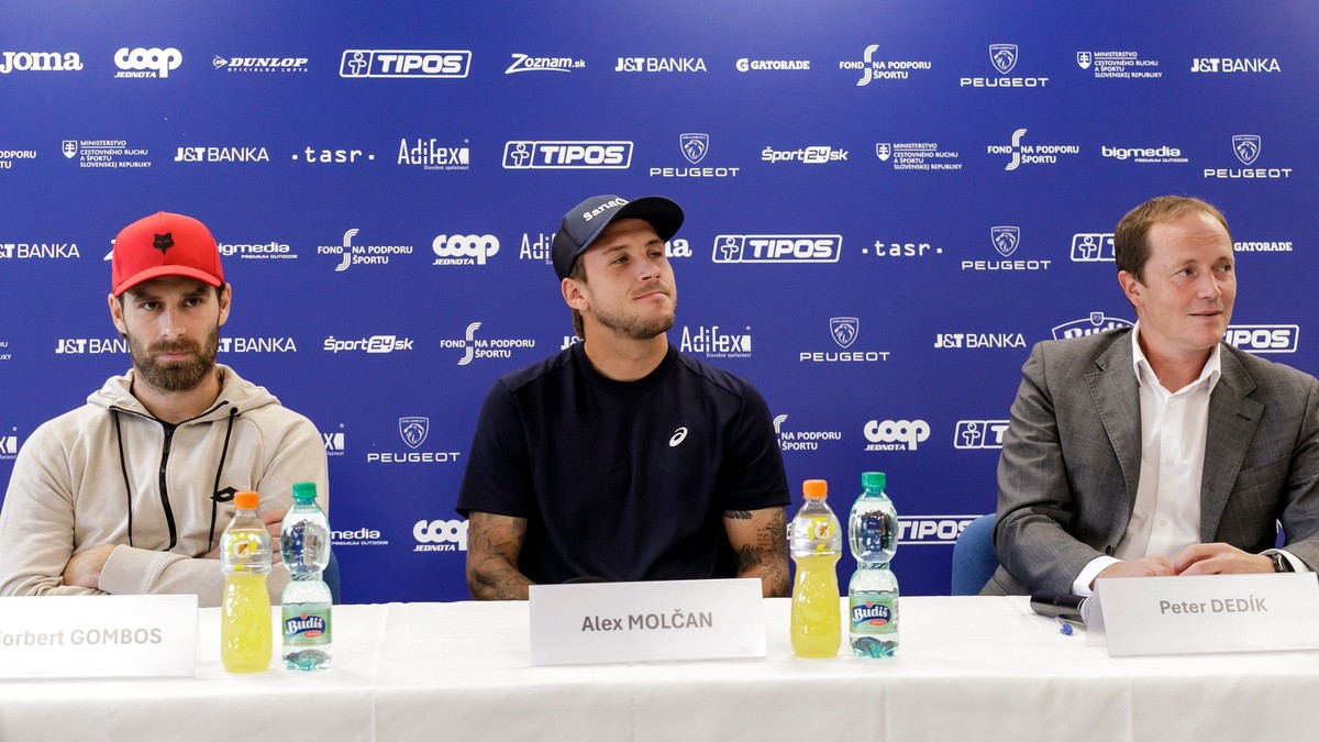 Na snímke slovenskí tenisti Norbert Gombos (vľavo), Alex Molčan (uprostred), generálny sekretár Slovenského tenisového zväzu a riaditeľ turnaja Peter Dedík.