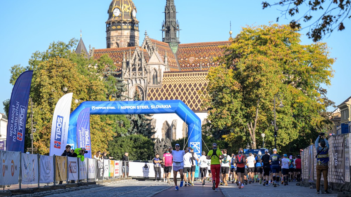 Štart pretekárov 103. ročníka Medzinárodného maratónu mieru (MMM) v Košiciach