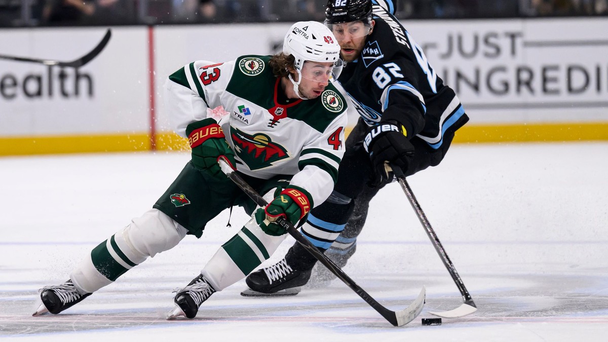 Quinn Hughes v drese Minnesoty.
