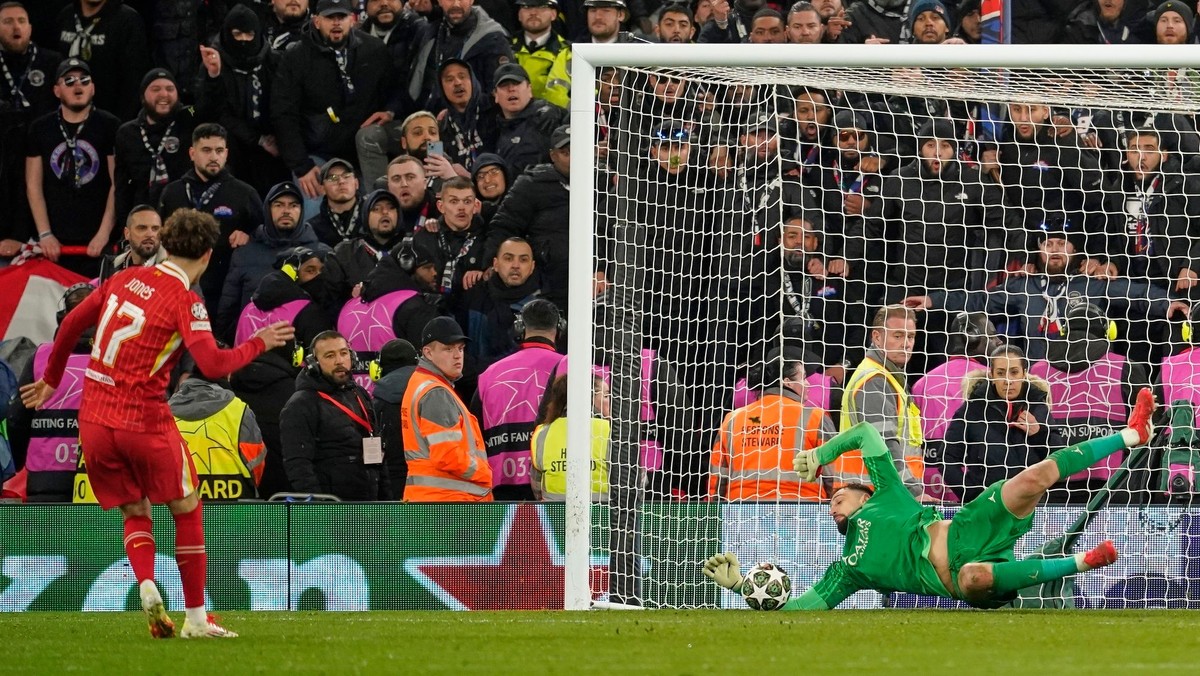 Gianluigi Donnarumma chytá penaltu Curtisa Jonesa v zápase Liverpool - PSG. 