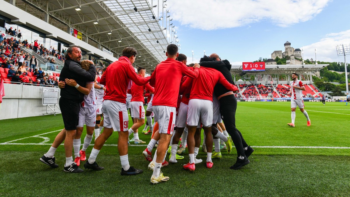 Futbalisti AS Trenčín oslavujú gól v baráži.