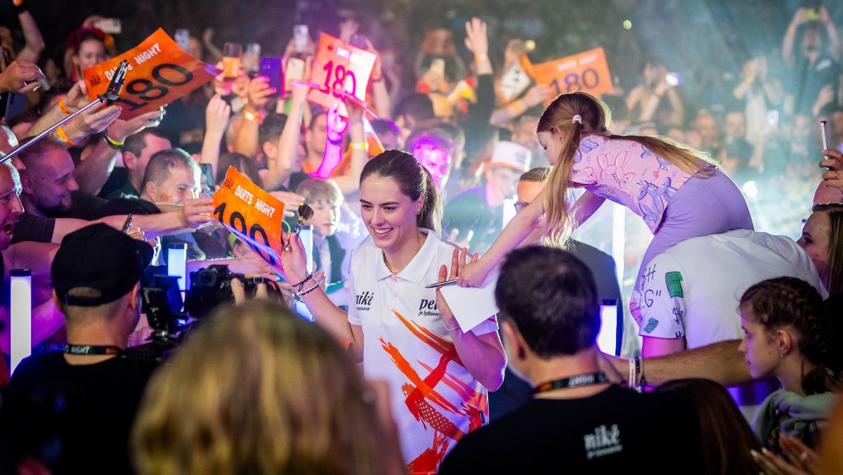 Petra Vlhová počas šípkarskej exhibície Niké Darts Night 2025.