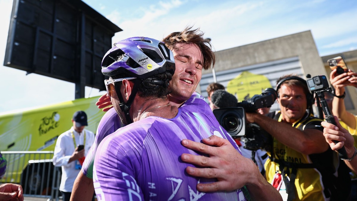 Mauro Schmid v objatí s Michaelom Matthewsom po triumfe v 13. etape Tour de France 2026.