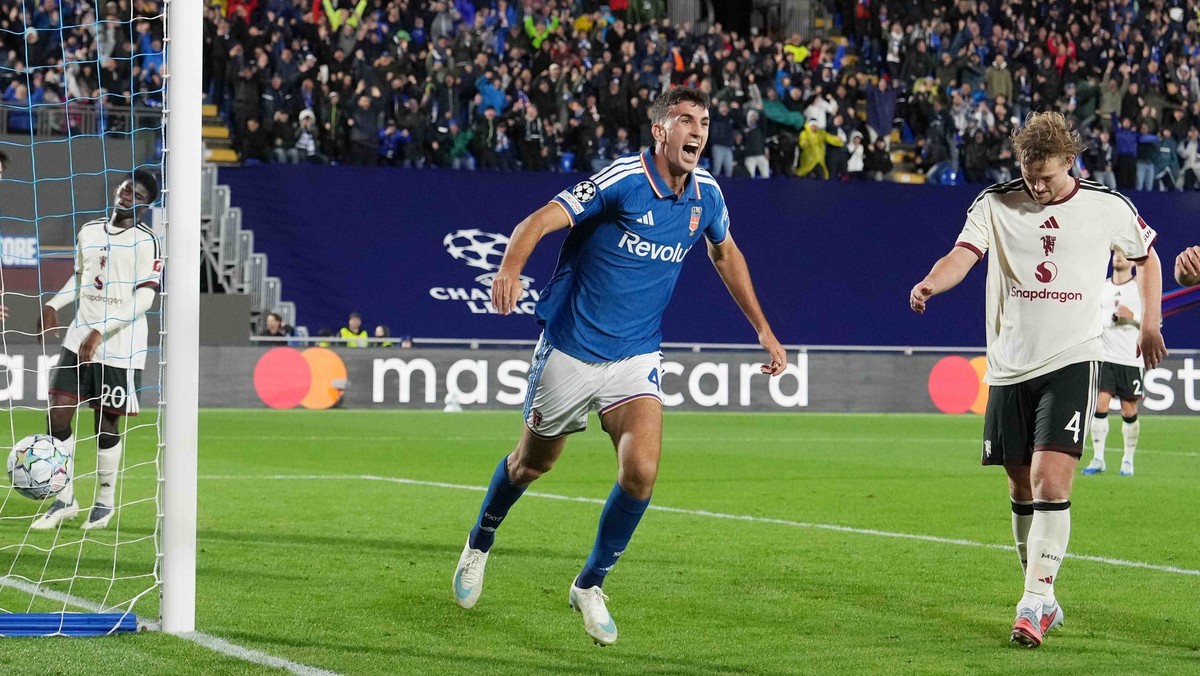 Jacobo Ramon strieľa gól v zápase Ligy majstrov Como - Manchester United. 