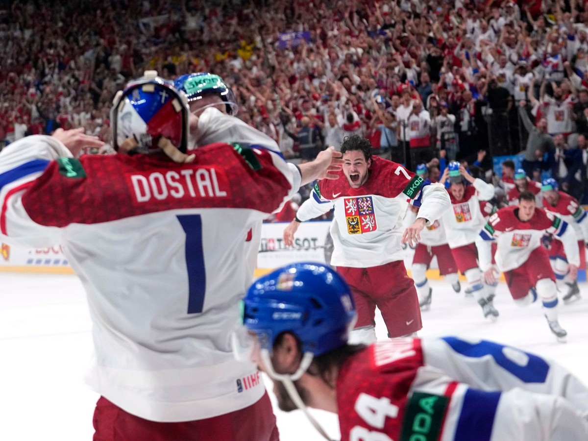 Českí hokejisti oslavujú titul po zápase Švajčiarsko - Česko na MS v hokeji 2024.