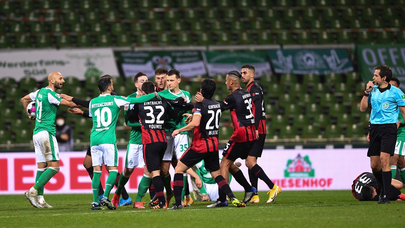 Momentka zo zápasu Werder Brémy vs. Frankfurt.