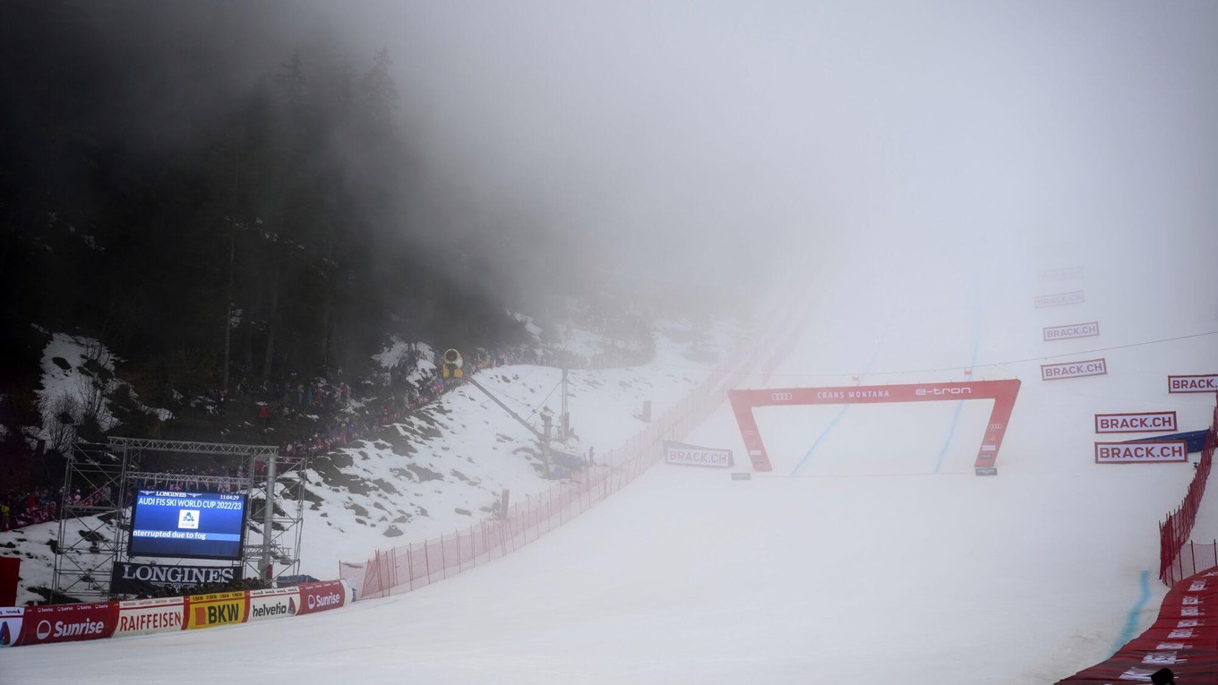 Hmla v cieľovej rovinke pred pretekmi zjazdu žien Svetového pohára v alpskom lyžovaní vo švajčiarskom stredisku Crans Montana.