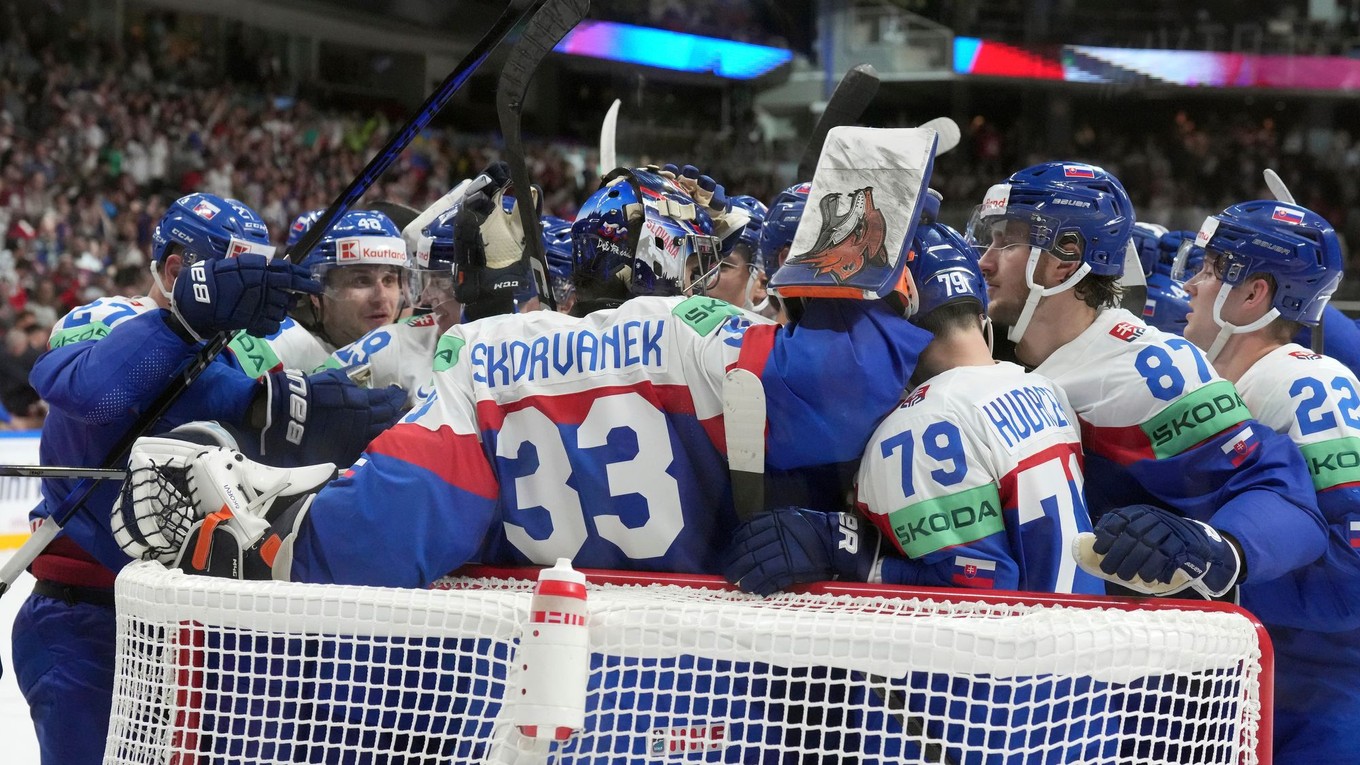 Slovenskí hokejisti sa tešia po triumfe nad Lotyšskom na MS v hokeji 2023.