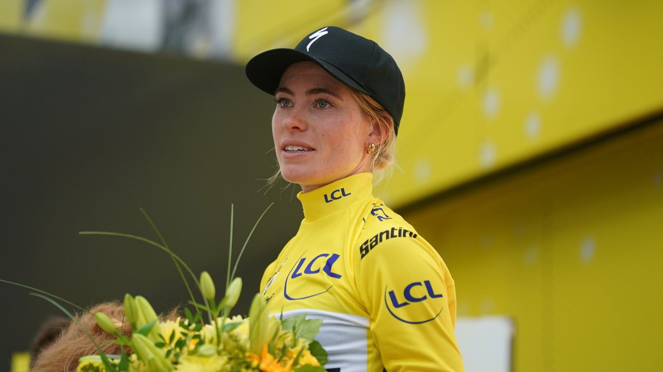 Demi Volleringová v žltom drese počas ženskej Tour de France 2023.